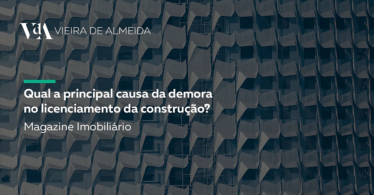 Qual a principal causa da demora no licenciamento da construção?